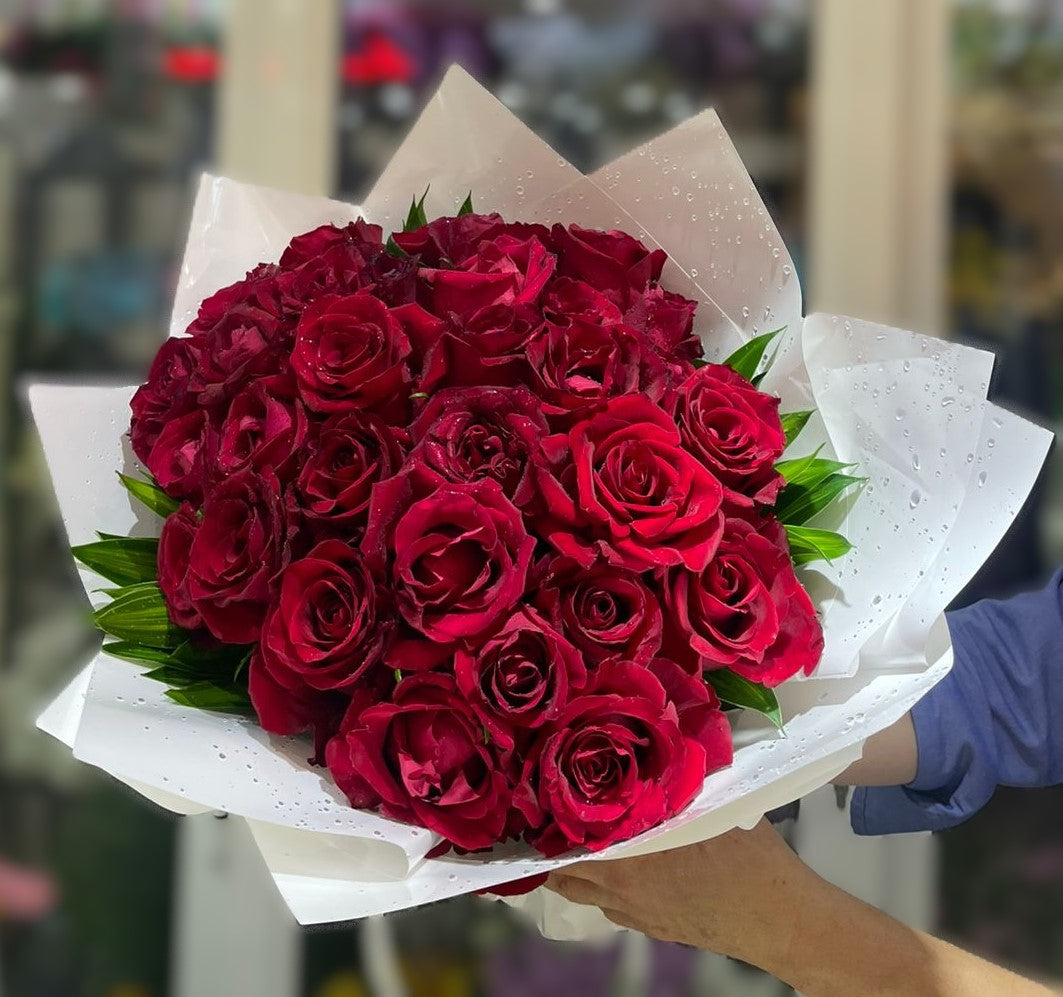 Royal Scarlet™ – 31 Red Roses
