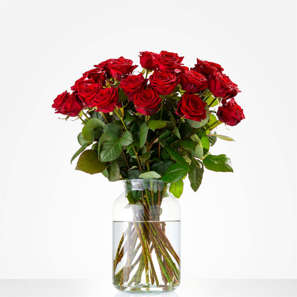 Rose Atelier™ – 30 Roses in a Glass Vase