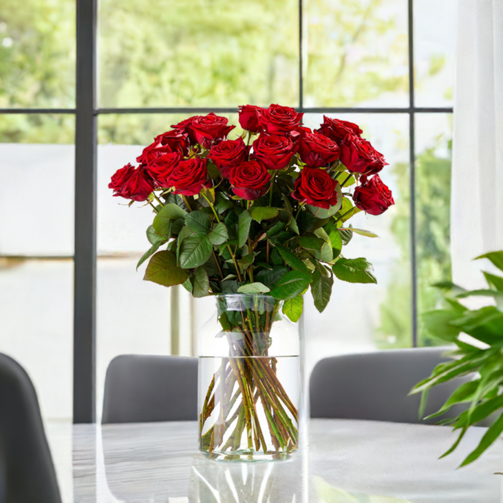 Rose Atelier™ – 30 Roses in a Glass Vase