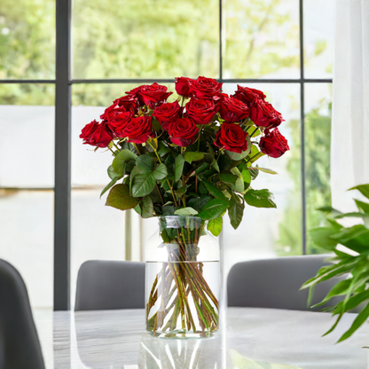 Rose Atelier™ – 30 Roses in a Glass Vase