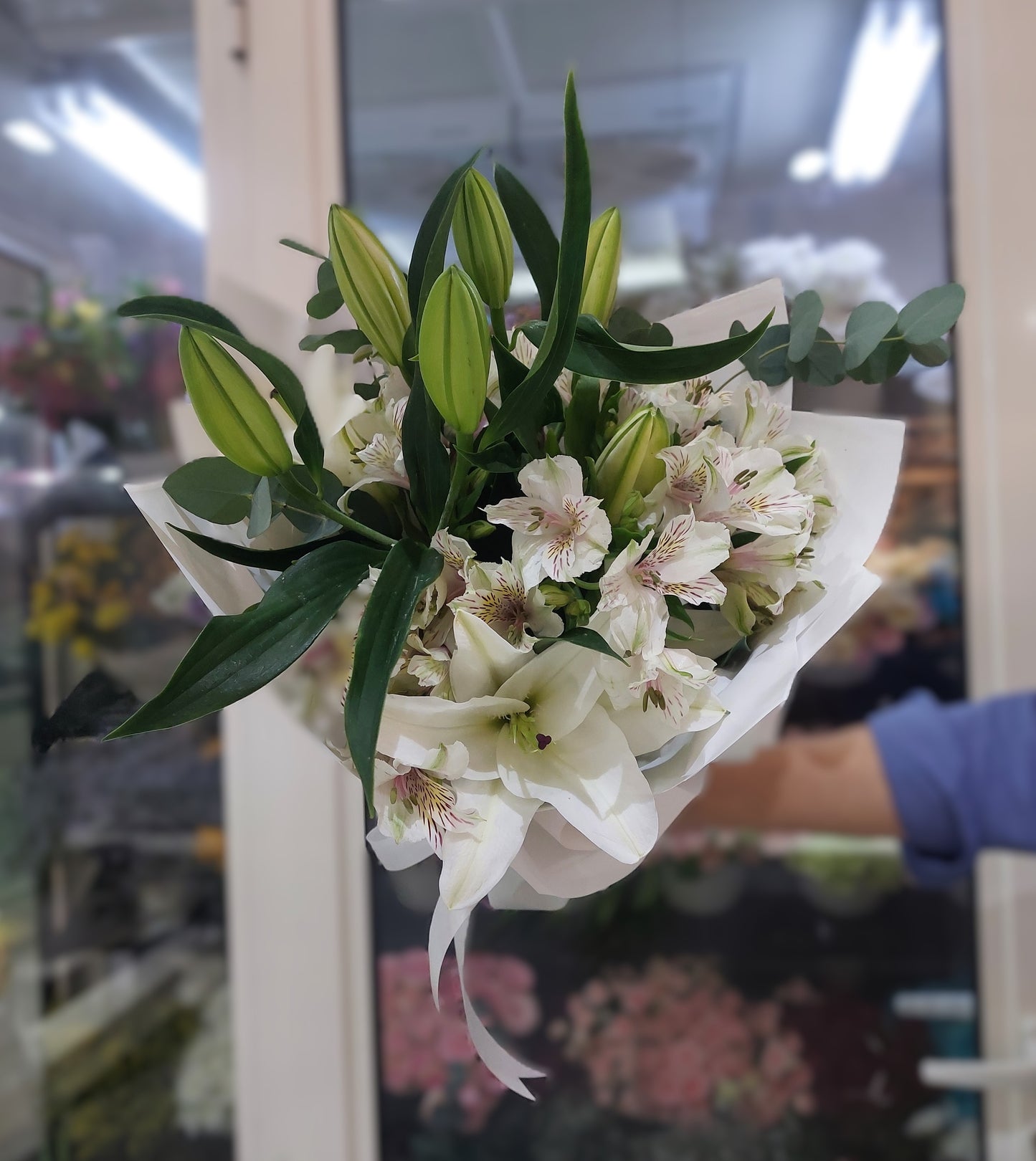 Snow Lily Grace™ – White Lilies & Alstroemeria