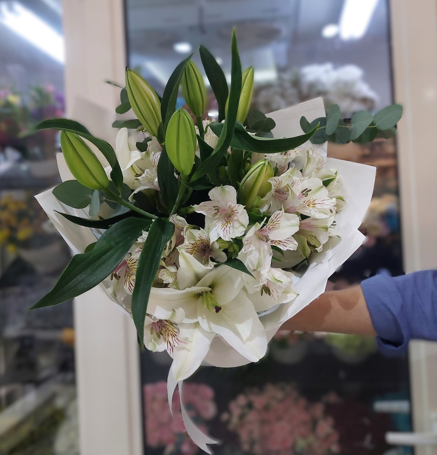 Snow Lily Grace™ – White Lilies & Alstroemeria