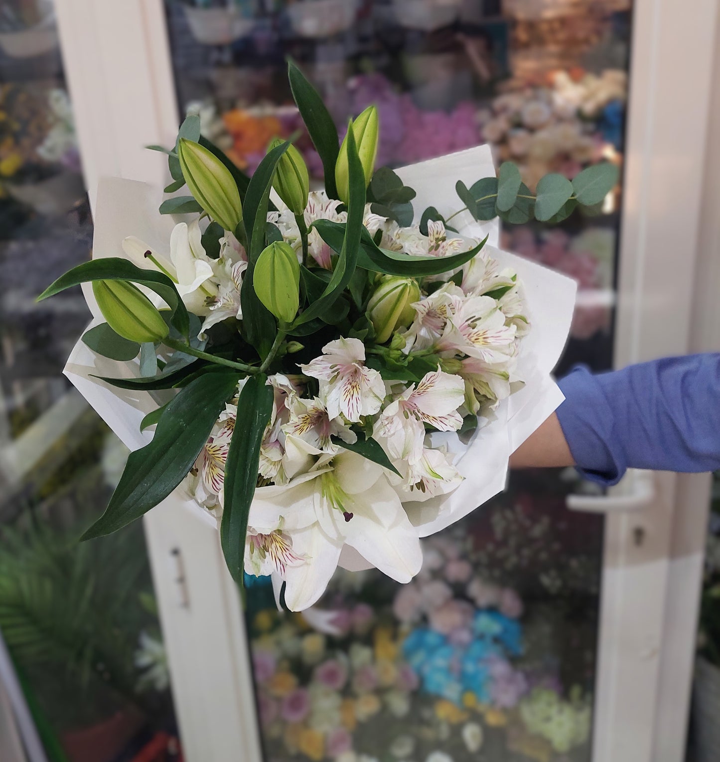 Snow Lily Grace™ – White Lilies & Alstroemeria