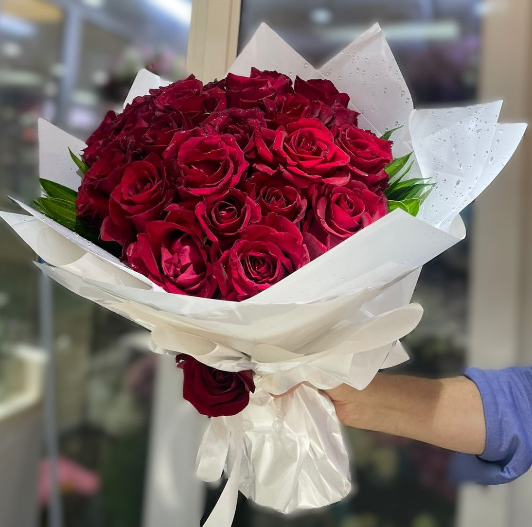 Royal Scarlet™ – 31 Red Roses