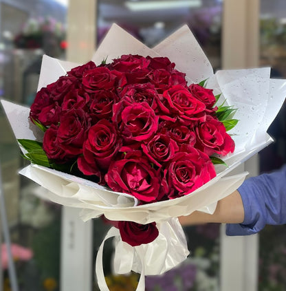 Royal Scarlet™ – 31 Red Roses