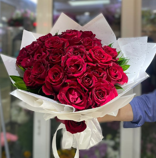 Royal Scarlet™ – 31 Red Roses